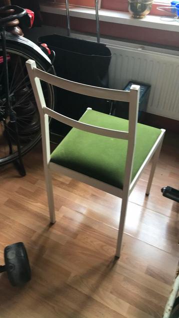2 Witte stoelen met groene zitting beschikbaar voor biedingen