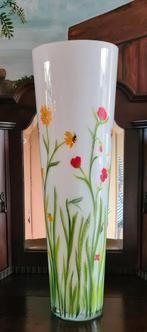 Handbeschilderde vaas, wit glas met veldbloemen, 70 cm. hoog, Huis en Inrichting, Woonaccessoires | Vazen, Nieuw, Glas, Wit, 50 tot 75 cm