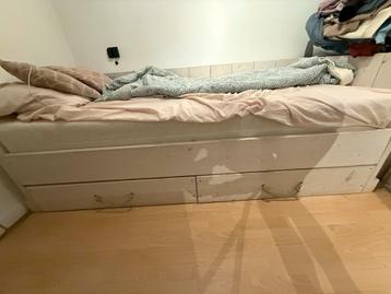 Bed 90x200 met matras en 2 lades beschikbaar voor biedingen