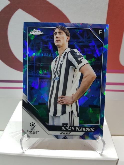 Vlahovic - Juventus - Topps UCL 22 Chrome Blue Holofoil, Verzamelen, Sportartikelen en Voetbal, Zo goed als nieuw, Poster, Plaatje of Sticker