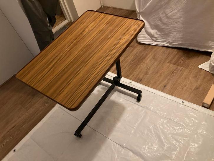 Verstelbare retro bijzettafel met wieltjes, Verzamelen, Retro, Huis en Inrichting, Ophalen