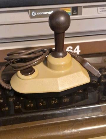 Commodore c64 joystick, beige beschikbaar voor biedingen