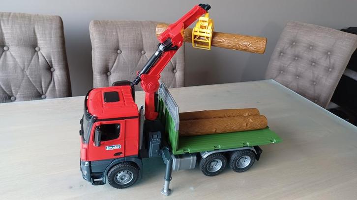 BRUDER Mercedestruck met takel en 3 boomstammen, Kinderen en Baby's, Speelgoed | Speelgoedvoertuigen, Zo goed als nieuw, Ophalen of Verzenden