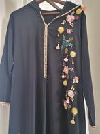 Zwarte Jeleba met Bloemendetails - Maat M, Kleding | Dames, Jurken, Ophalen of Verzenden, Nieuw, Maat 38/40 (M), Zwart