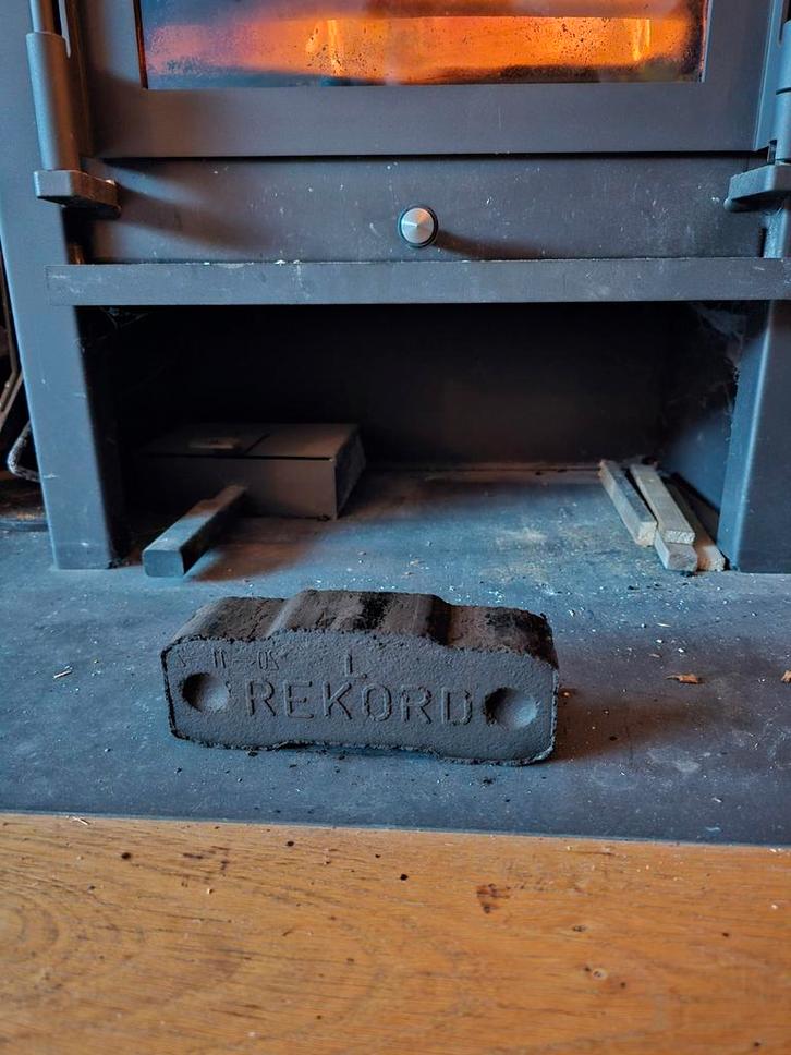 Bruinkool Briketten bundel 25 kilo € 18,- beperkte voorraad, Tuin en Terras, Haardhout, Blokken, Overige houtsoorten, Minder dan 3 m³