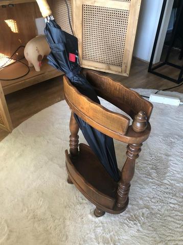 Charmante vintage houten paraplubak beschikbaar voor biedingen