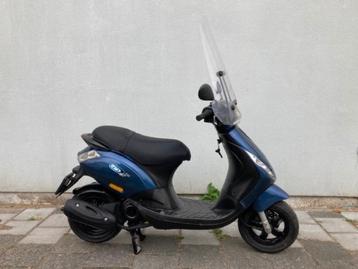 LEUKE PIAGGIO ZIP 4 TAKT SNOR MET WINDSCHERM ! BOUWJAAR 2013 beschikbaar voor biedingen