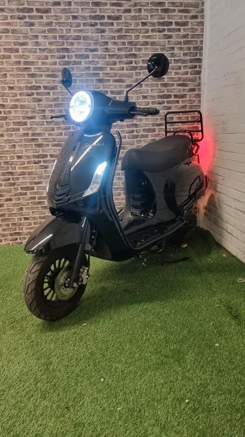 Zeer nette La Souris Sourini brommer vespa look 2024! LED, Fietsen en Brommers, Brommers | Derbi, Zo goed als nieuw, Maximaal 45 km/u