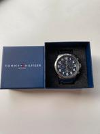 Tommy Hilfiger zilverkleurig Horloge met donkerblauwe plaat, Sieraden, Tassen en Uiterlijk, Horloges | Heren, Overige merken, Staal