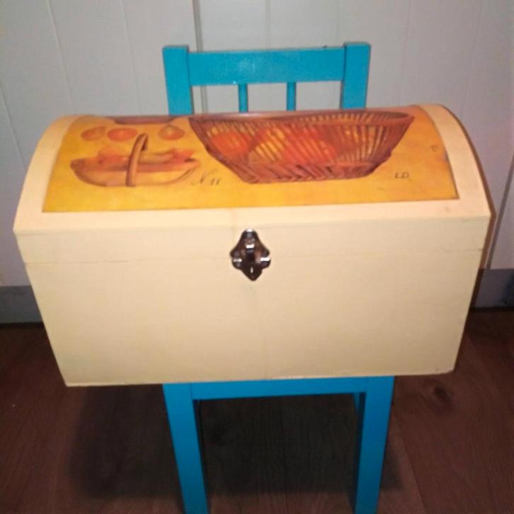 Leuke blanke kist met beschilderde deksel Panier a Fruits, Huis en Inrichting, Woonaccessoires | Kisten, Gebruikt, Minder dan 50 cm