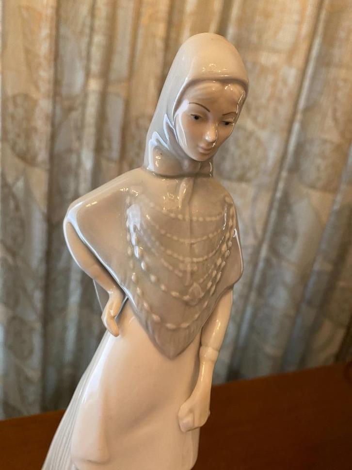 Miquel Requena, Porseleinen beeldje “Valencia Lady”, Antiek en Kunst, Curiosa en Brocante, Ophalen