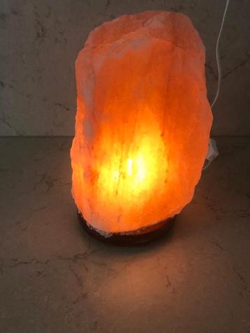 Mooie grote zout(tafel)lamp beschikbaar voor biedingen