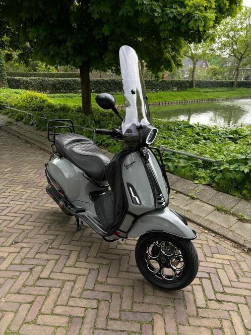 Vespa sprint Nardo Grey full option, Fietsen en Brommers, Scooters | Vespa, Zo goed als nieuw, Ophalen