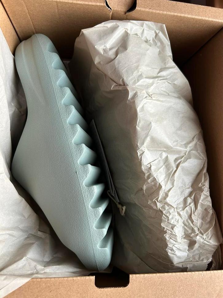 Adidas yeezy yzy slide salt 43, Kleding | Dames, Schoenen, Nieuw, Instappers, Ophalen of Verzenden