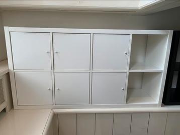 Bookshelf boekenkast met deuren in goede staat 