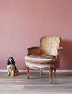 Antieke dames fauteuil met roze stof. Houten vintage stoel, Ophalen