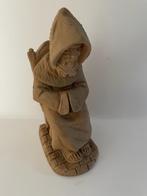 Oud stenen / terracotta beeld monnik / biddende man op stoel, Ophalen