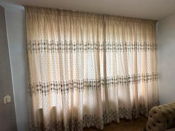 Moderne gordijnen beschikbaar voor biedingen