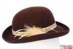 kleine Vintage Dameshoed Marida bruin vilt witte veren 54, 134 t/m 140, Meisje, Hoed, Ophalen of Verzenden