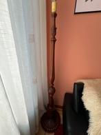 Staande lamp met houtsnijwerk, Huis en Inrichting, Lampen | Vloerlampen, Ophalen, Gebruikt, Hout, 150 tot 200 cm