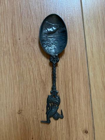 Tinnen lepel met vogels en koe beschikbaar voor biedingen