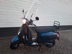 Zeer nette BTC Riva scooter in aparte blauw-parlemoer kleur., Fietsen en Brommers, Ophalen, Zo goed als nieuw