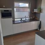 Keuken hoogglans wit met kookeiland, taupe blad, Huis en Inrichting, Keuken | Complete keukens, Ophalen, Wit, Zo goed als nieuw