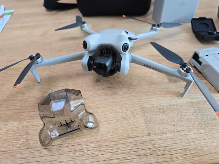 DJI Mini 4 Pro Fly More Combo 5 accu's, groothoeklens, Audio, Tv en Foto, Drones, Zo goed als nieuw, Ophalen of Verzenden