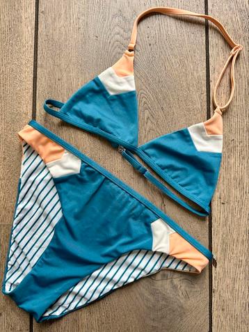 Omkeerbare bikini America Today 152. 158, 164 beschikbaar voor biedingen