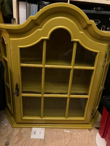 Vitrine hangkast beschikbaar voor biedingen
