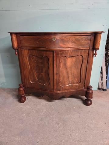Antieke mahonie hout kast, biedermeierkast, halkast beschikbaar voor biedingen