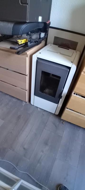 Petite 6kw witte pelletkachel beschikbaar voor biedingen