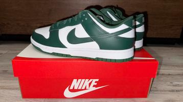 Originele Nike Dunk low retro white/ team green-white.  beschikbaar voor biedingen