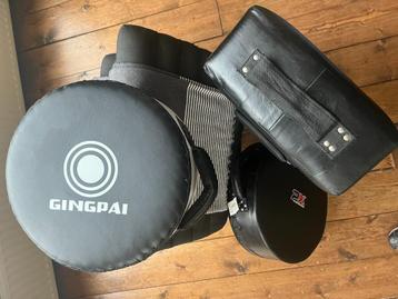 BOXING: 2X STOOTKUSSENS, 2X MITTS, 8X HANDSCHOENEN16,14,12oz beschikbaar voor biedingen