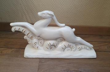 Frans faience art deco beeld van een steenbok beschikbaar voor biedingen