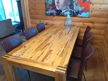 Grote Acacia eettafel en zes leren stoelen beschikbaar voor biedingen