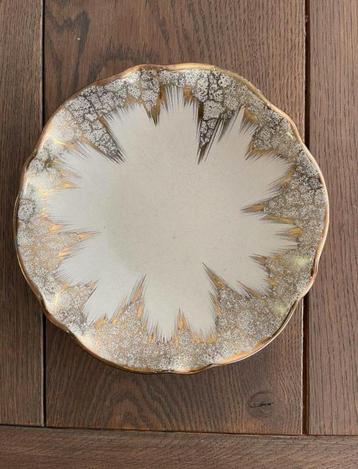 Vintage schaal met gouden accenten beschikbaar voor biedingen