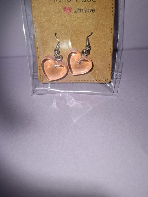 Pink hearts oorbellen. NIEUW !!, Sieraden, Tassen en Uiterlijk, Oorbellen, Zo goed als nieuw, Hangers, Overige materialen, Roze