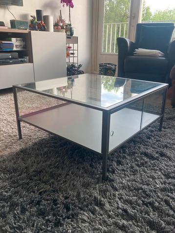 Mooie glazen salontafel beschikbaar voor biedingen