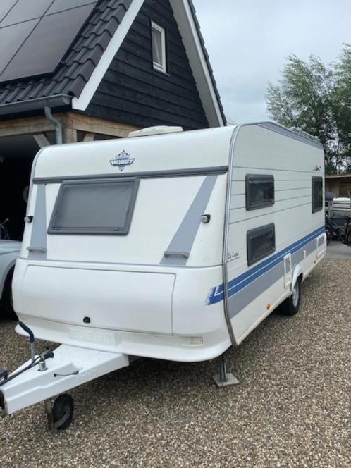 Hobby 495 UK de Luxe, Caravans en Kamperen, Caravans, Particulier, tot en met 6, 1000 - 1250 kg, Rondzit, Hobby, Dwarsbed, Lengtebed