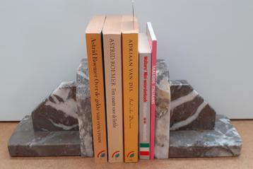 2 Marmeren Boekensteunen beschikbaar voor biedingen