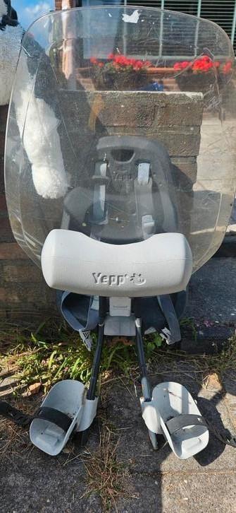 Fietsstoeltje van yepp met scherm. Voorzitje. beschikbaar voor biedingen