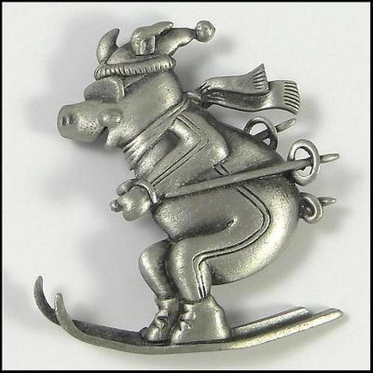 Varken op ski's, grappige broche van JJ Jonette ski, Sieraden, Tassen en Uiterlijk, Broches, Overige materialen, Zilver, Ophalen