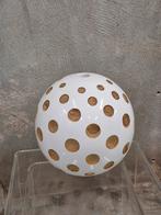 Gutzz gespikkelde spotter vaas houten bol wit gelakt, Wit, Aardewerk of Porselein, Ophalen of Verzenden, Zo goed als nieuw