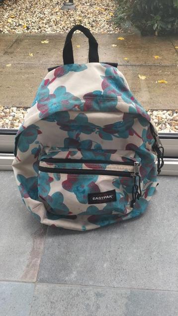 Eastpaktas wit met blauw & rode bloeme 3 vakken + laptopvak  beschikbaar voor biedingen