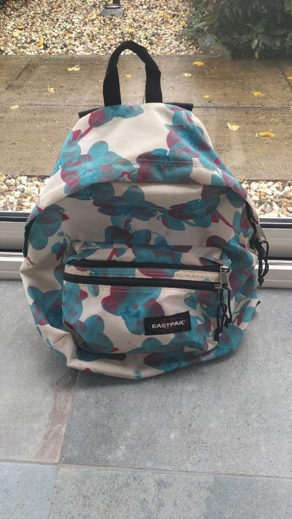 Eastpaktas wit met blauw & rode bloeme 3 vakken + laptopvak, Sieraden, Tassen en Uiterlijk, Tassen | Schooltassen, Gebruikt, Rugtas