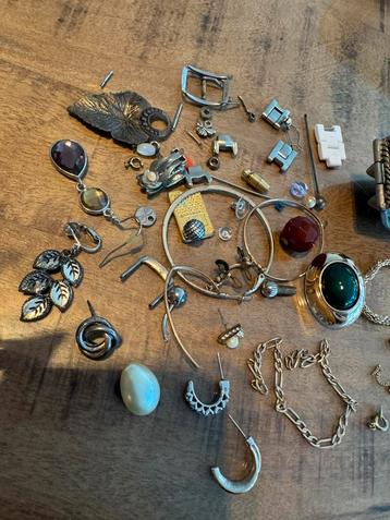Kapotte sieraden & eenlingen beschikbaar voor biedingen