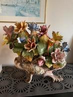 Groot en zwaar porseleinen bloemstuk Capodimonte bloemen, Antiek en Kunst, Antiek | Porselein, Ophalen