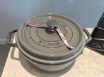 Staub La Cocotte 24 cm Grafiet grijs in topstaat, Huis en Inrichting, Keuken | Potten en Pannen, Gietijzer, Ophalen of Verzenden