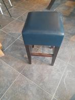 Mooie blauwe barkruk, Huis en Inrichting, Barkrukken, Ophalen, 60 tot 90 cm, Hout, Gebruikt